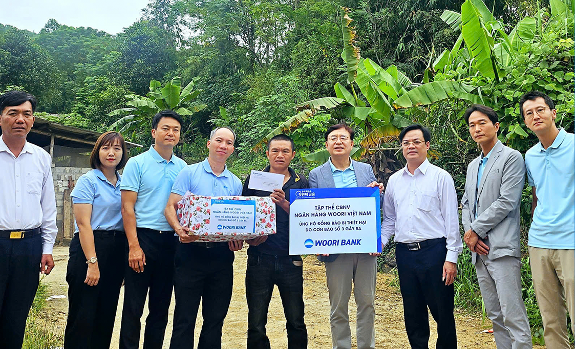 Cán bộ nhân viên Ngân hàng Woori Việt Nam tiếp tục hỗ trợ đồng bào khắc phục thiệt hại sau bão số 3 (Yagi)