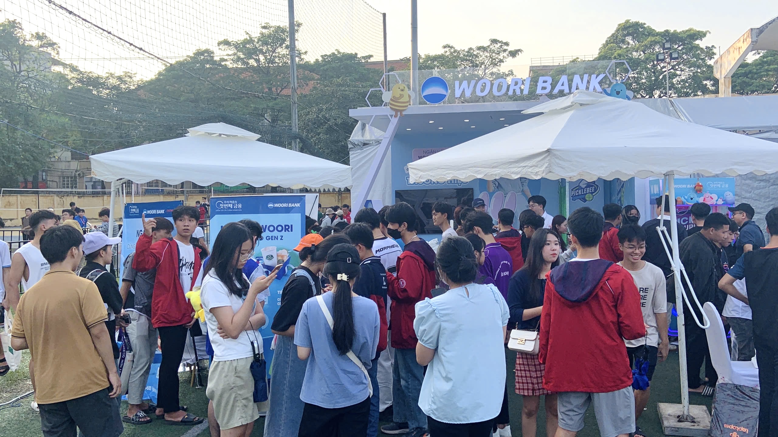 Thousands of young people visit Woori Bank booth at Vietnam Card Day