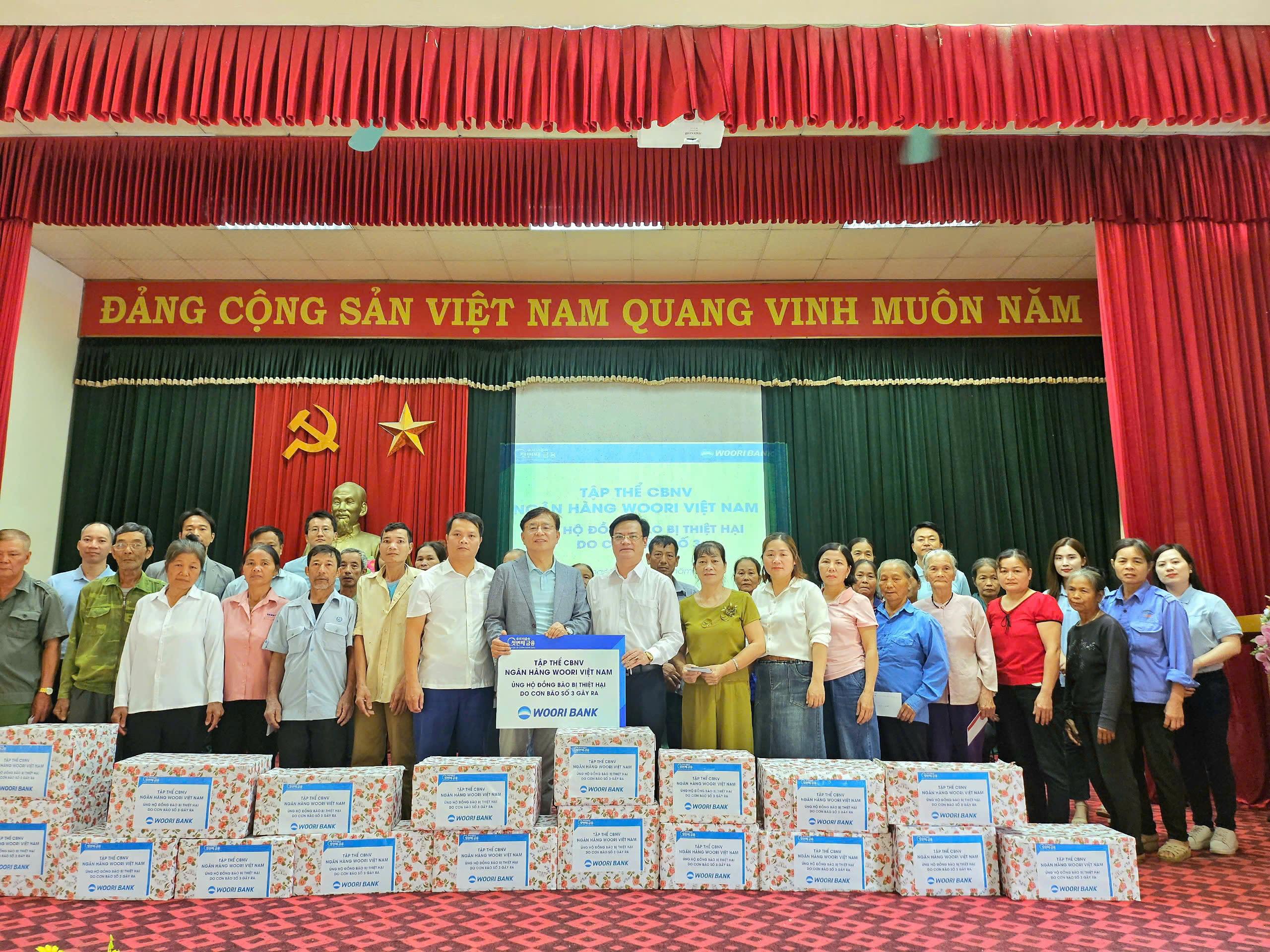 Reportage: Woori Bank Vietnam supports people in Dai Tu (Thai Nguyen) affected by storm No. 3