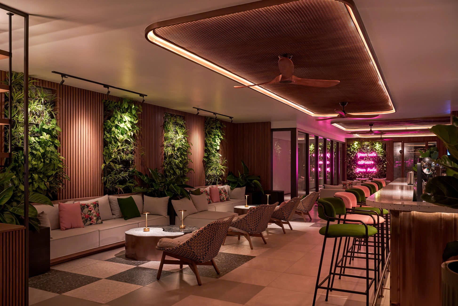 Boong Pool Bar – The Yacht Hotel by DC
