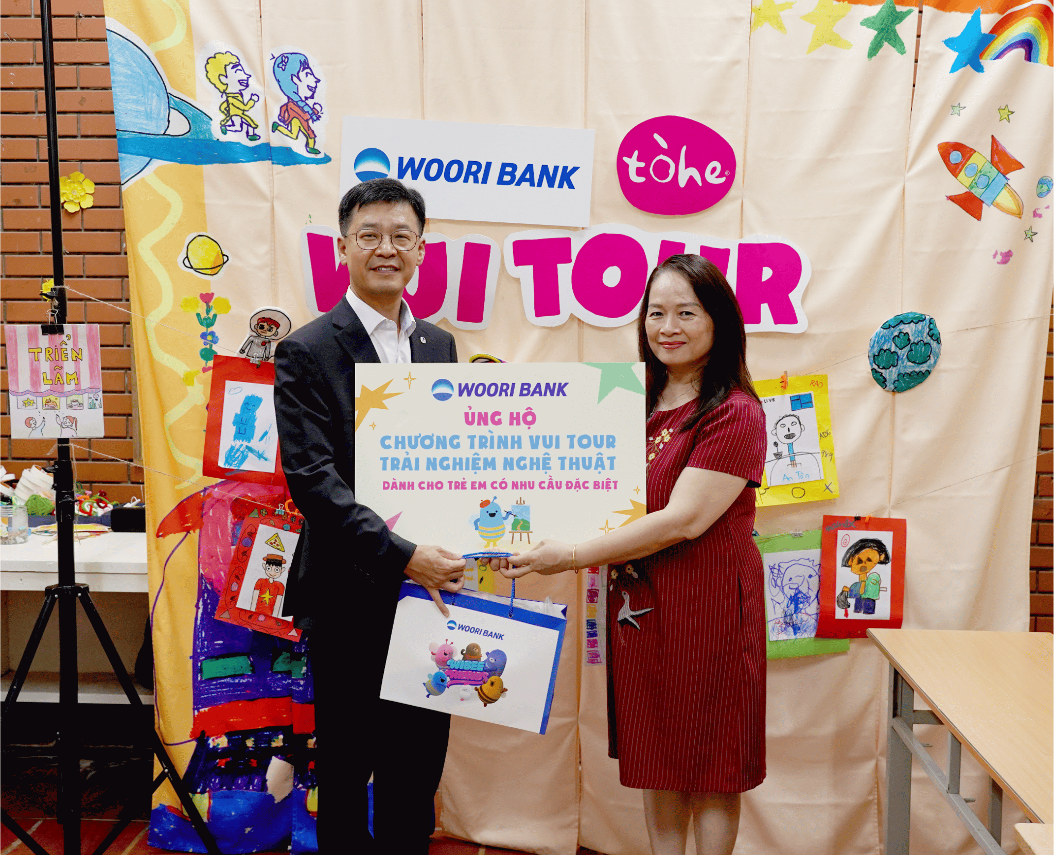 WOORI BANK VIỆT NAM MANG KHÔNG GIAN SÁNG TẠO NGHỆ THUẬT “VUI TOUR” ĐẾN TRẺ EM ĐẶC BIỆT